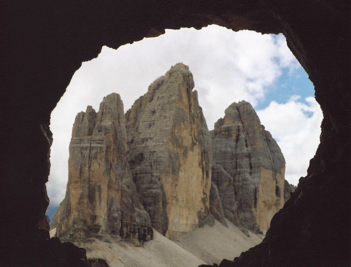 scan 023.jpg - Blick durch ein Schützenloch auf einem Kriegssteig am Paternkofel.